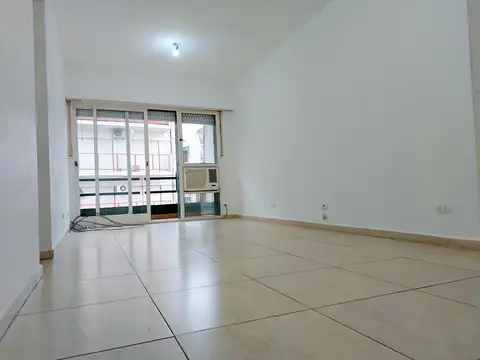 Alquiler de  2 amb. amplios. Frente con balcón corrido. Cocina y baño completos.- Impecable.-