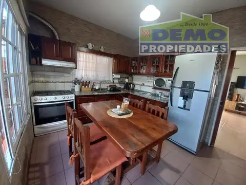 Casa 8 ambientes con 2 baños