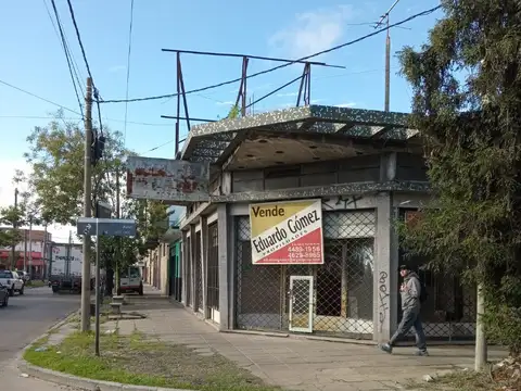 LOCAL CON TERRENO LINDERO EN MORON ZONA OESTE