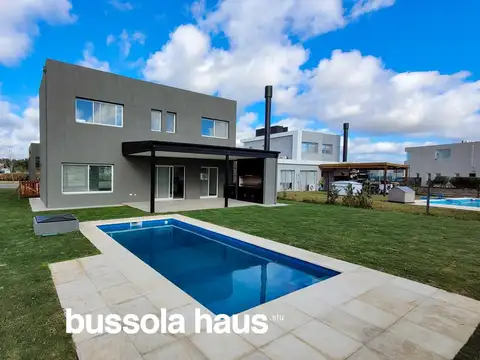 Casa en Venta con 6 cocheras
