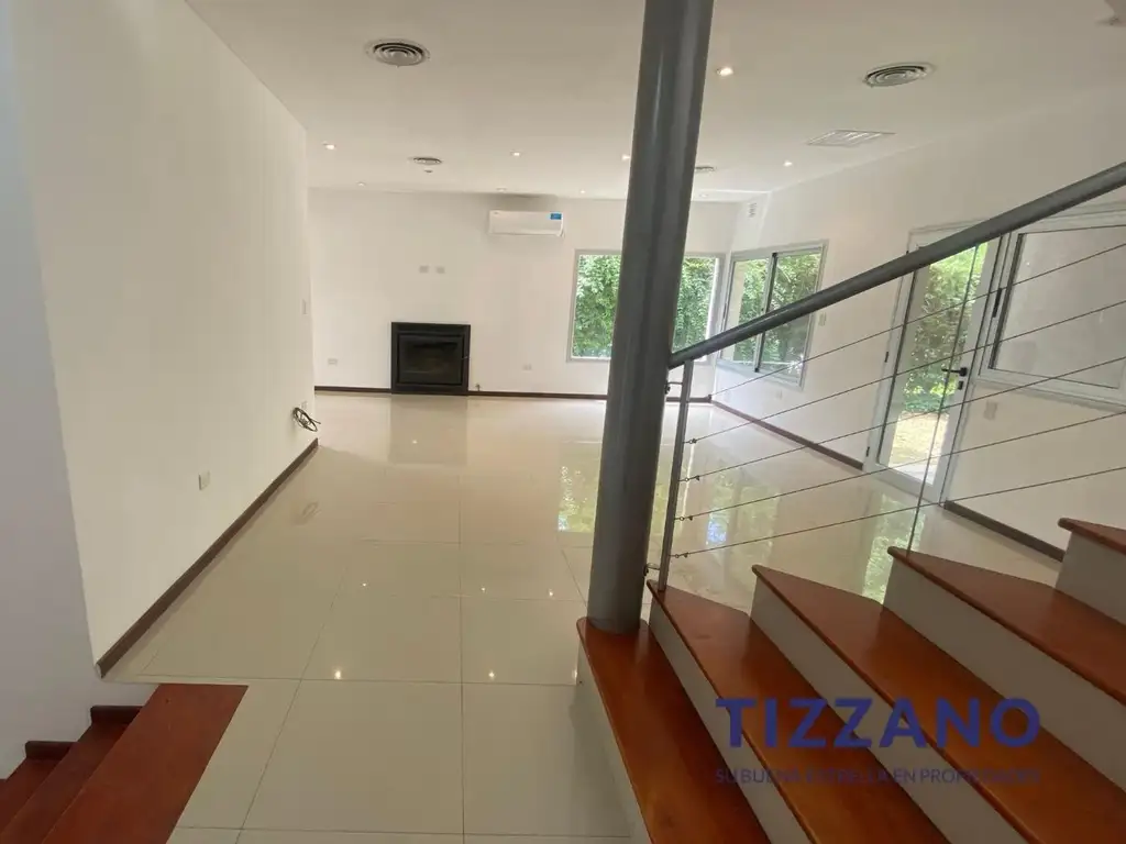 Casa - 258  m² Cubierta | 4 dormitorios | 18 años | 4 baños | 5 ambientes | 7 cocheras
