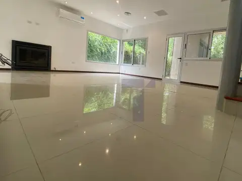 Casa en Alquiler con 7 cocheras