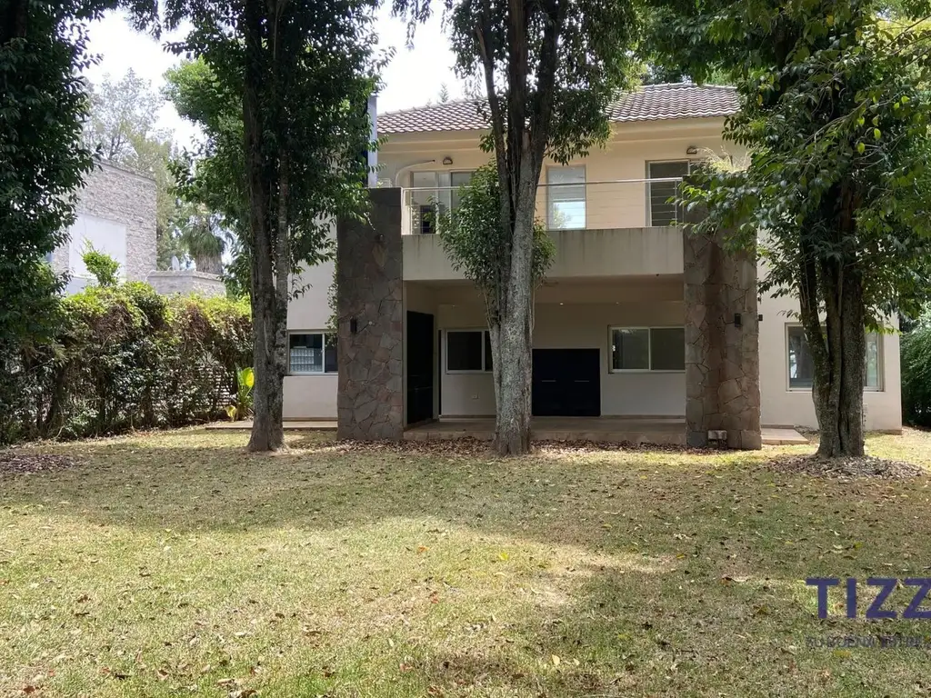 Casa en Alquiler con cochera