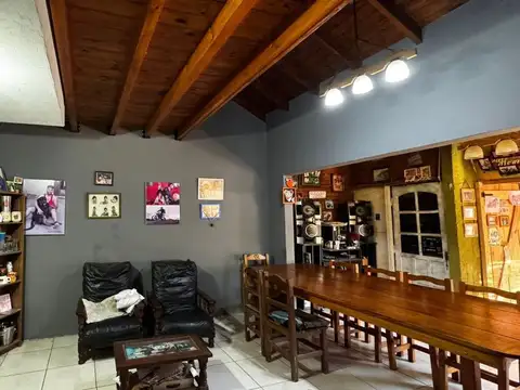 CASA 4 AMBIENTES VENTA PILETA LOCAL Y GARAJE