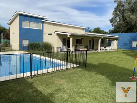 Casas en venta - 8 Dormitorios 5 Baños - Bella Vista