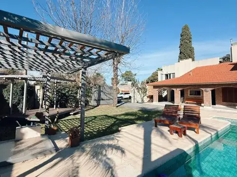 Casa en Venta con 2 cocheras