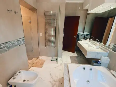 Casa 4 ambientes con 4 baños