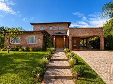 VENTA: casa de tres dormitorios con parrillero y pileta, terreno 1000m2. Miraflores, Funes Hills.