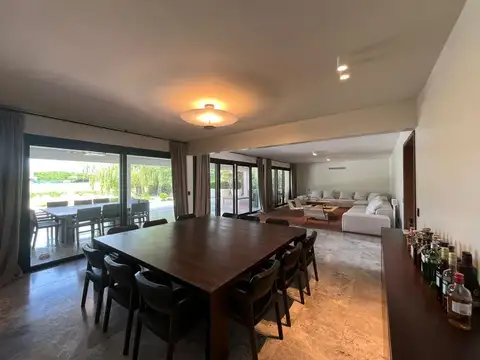 Casa 7 ambientes con 6 baños