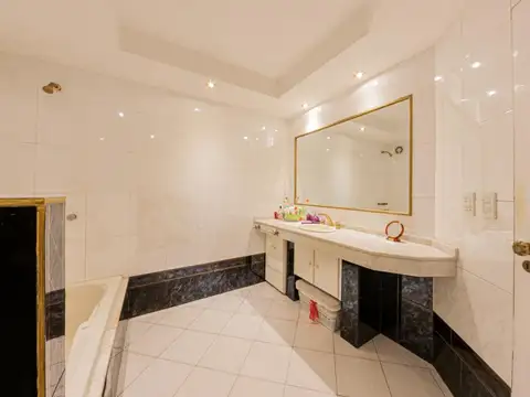 Casa en Venta con 3 cocheras