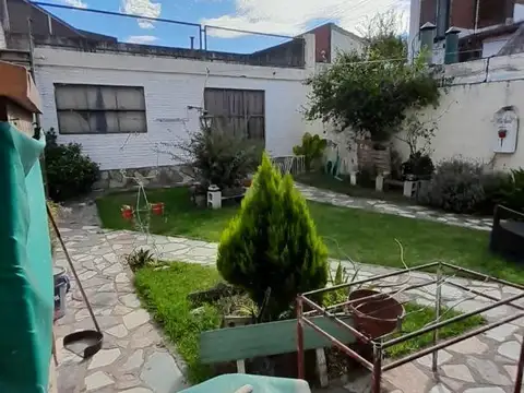 CASA EN VENTA FONDO LIBRE Y COCHERA - APTO CREDITO