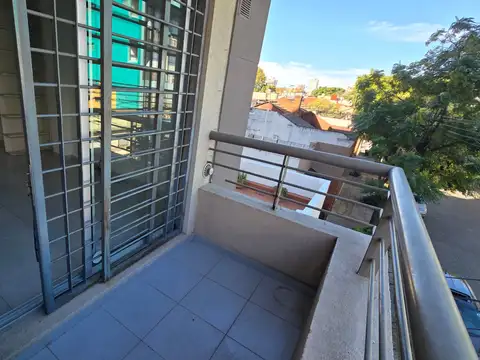 Luminoso departamento con balcón al frenre