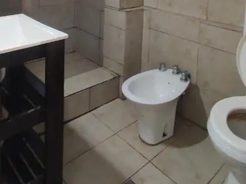 Casa en barrio, a RECICLAR.
