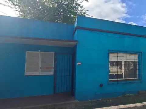 Casa en barrio, a RECICLAR.