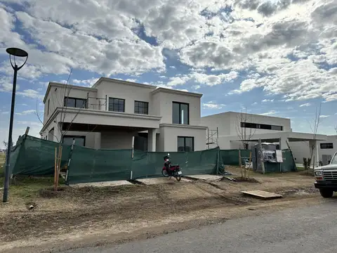 Venta Casa 5 Dormitorios. Vida Club de Campo Barrio Privado-Funes