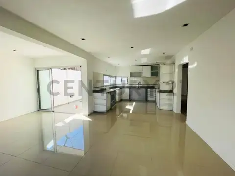 Casa 7 ambientes con 2 baños