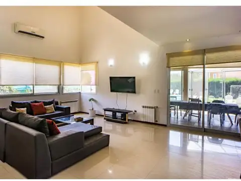 Casa en Alquiler con 2 cocheras