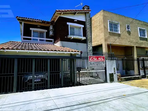 Venta Casa moderna 4 ambientes con piscina climatizada en la mejor zona de Castelar Norte