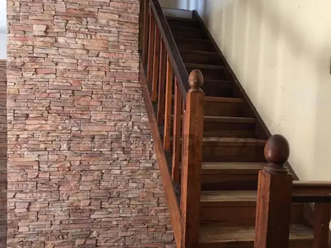 7 bis entre 475 y 476, City Bell. Casa de 4 dormitorios en venta