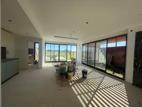 Casa 5 ambientes con 2 baños