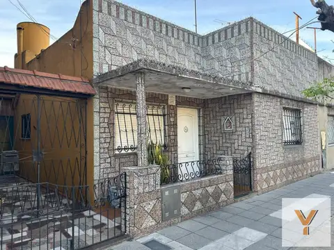 Casa en venta - 2 Dormitorios 2 Baños - 160Mts2 - Avellaneda