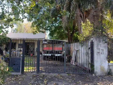 Castelar Casa americana en venta ideal para actualizar