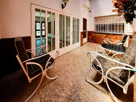 VENTA - Casa de 3 dormitorios con cochera, quincho y parrillero. Ludueña, Rosario.