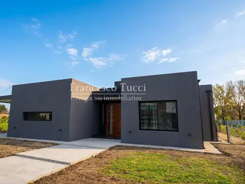 Casa en alquiler 4 ambientes con pileta en Solar de Álvarez