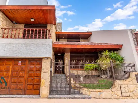 Casa en Venta – 4 Dorm. – 2 Cocheras – Patio y Terraza