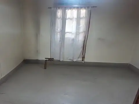 CASA  A REFACCIONAR 4 AMBIENTES COCHERA  TERRAZA