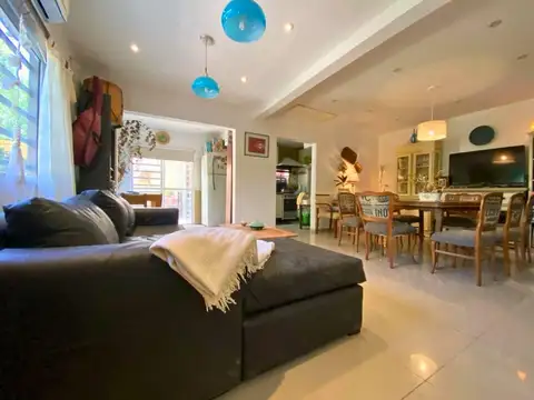 CASA EN VENTA EN CITY BELL – 2 DORMITORIOS, PILETA Y QUINCHO