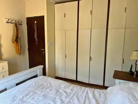 CASA EN VENTA EN CITY BELL – 2 DORMITORIOS, PILETA Y QUINCHO