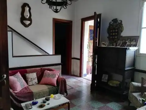 Casa 11 ambientes con 2 baños