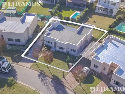Casa en Venta con 3 cocheras