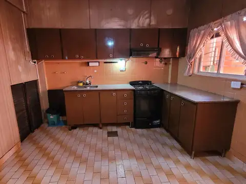 Casa tipo Duplex con cochera y patio en Venta - Morón