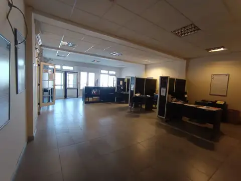 GALPÓN EN ALQUILER CON DOBLE ACCESO VEHICULAR