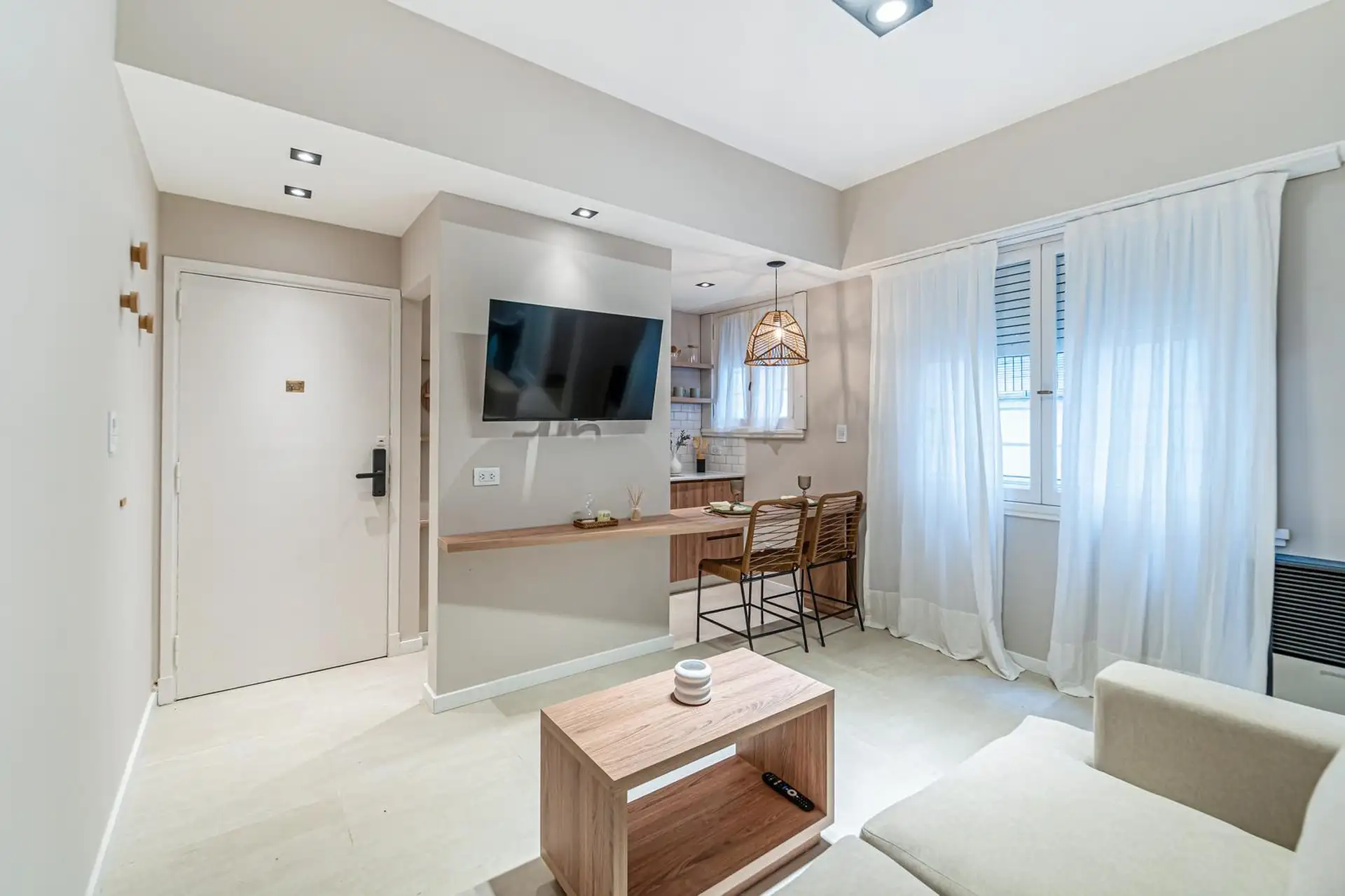 VENTA - Departamento 2 ambientes reciclado y amoblado en zona Plaza Colón