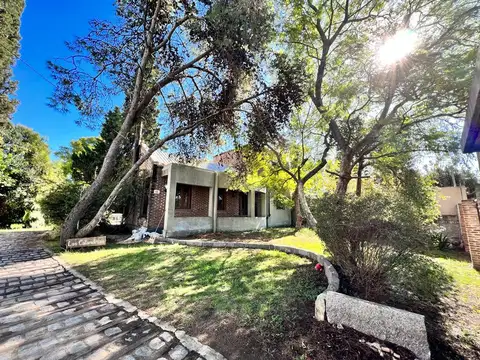 Casa con gran terreno en excelente zona