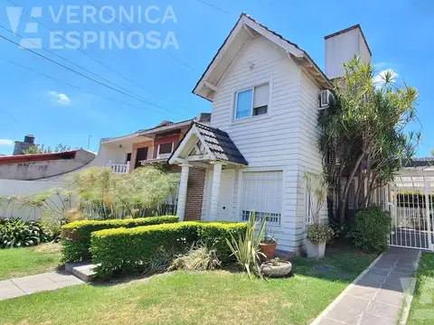 Casa tres dormitorios cuatro ambientes Venta Moron
