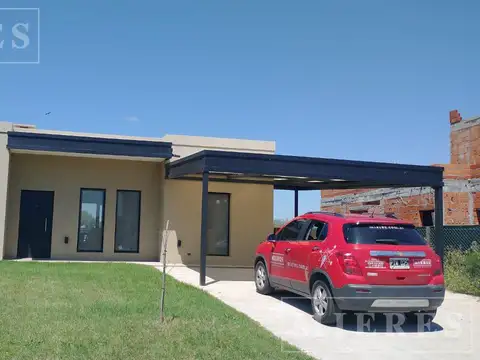 Casa en alquiler anual  sobre lote interno en  Área 8 San Sebastián