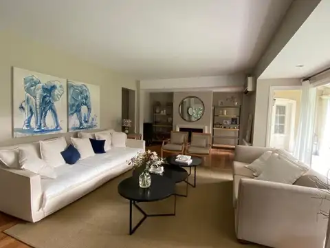 Casa en Alquiler con 2 cocheras