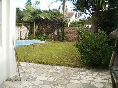 Casa 3 amb.con jardin en lote propio reciclada  12 años