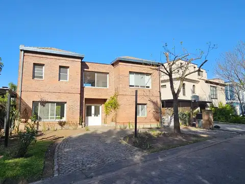 Casa 6 ambientes con 2 baños