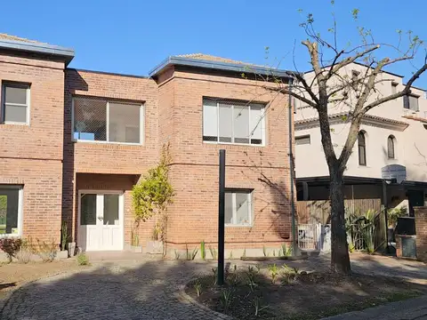 Casa en Alquiler con 2 cocheras