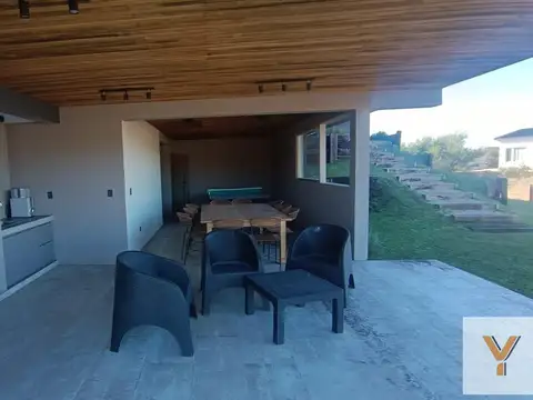 Casa 7 ambientes con 2 baños