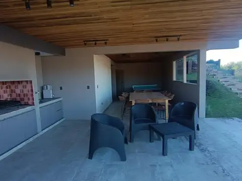 Casa 7 ambientes con 2 baños