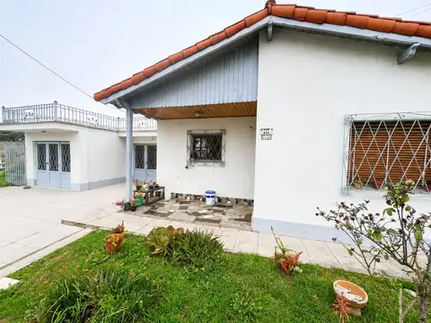 VENTA CASA 4 AMB CIUDAD EVITA DOBLE COCHERA PATIO