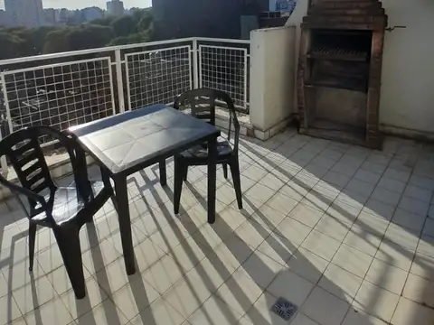 Balcón terraza privado con parrilla.