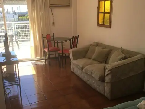 Balcón terraza privado con parrilla.