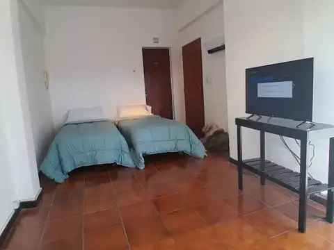 Balcón terraza privado con parrilla.